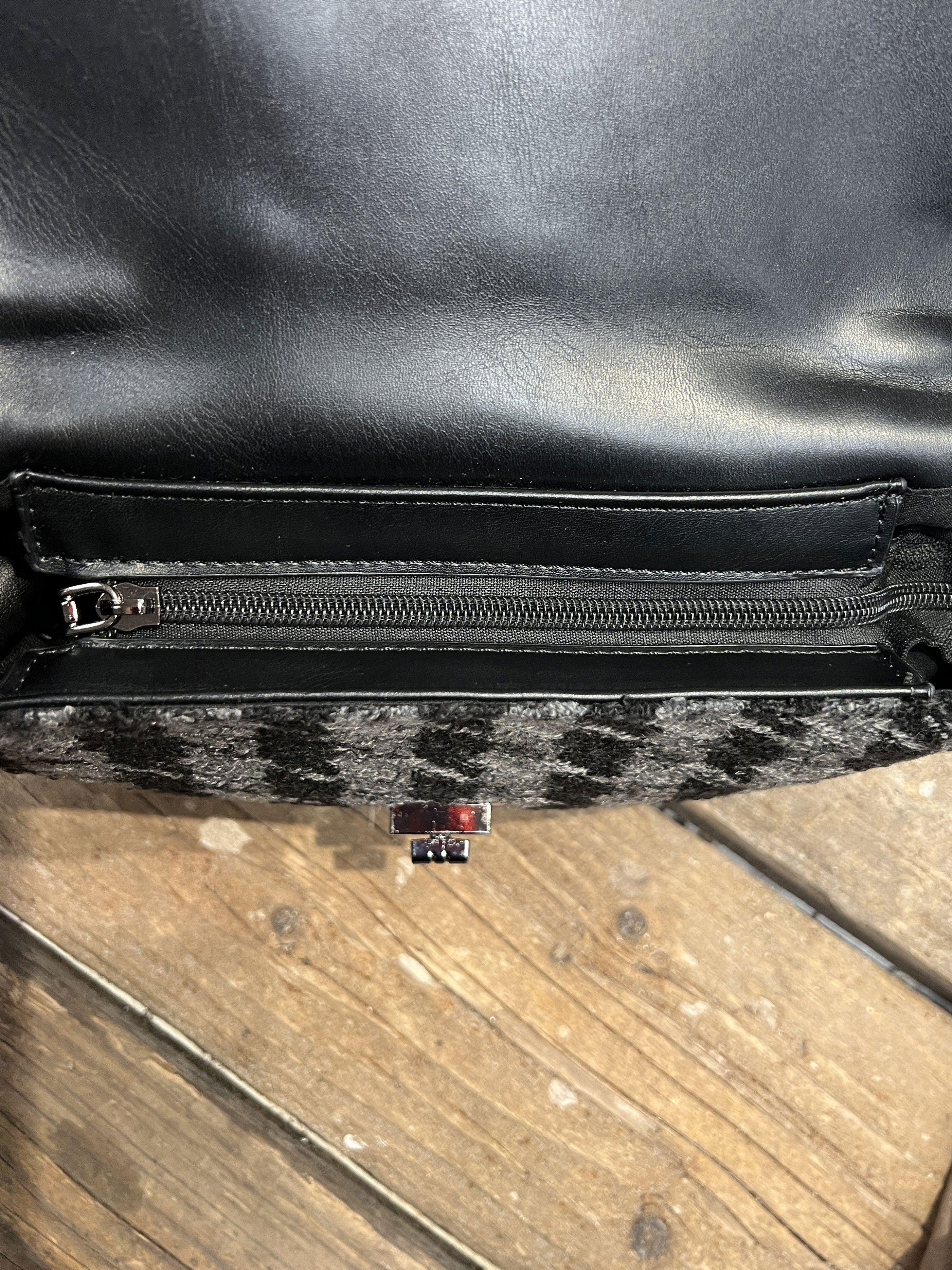 Zoe - Fet rutig väska med kedja - black pattern